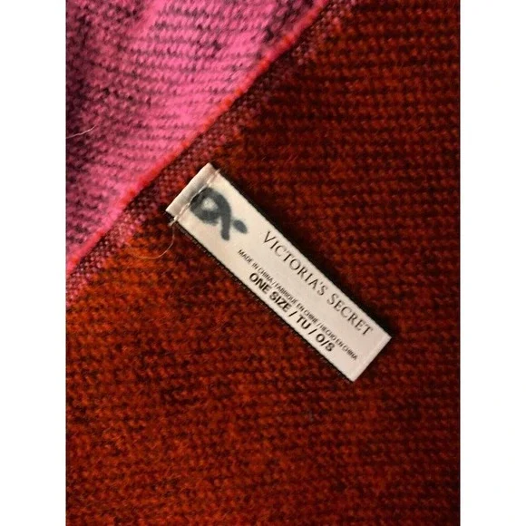 Victoria's Secret Throw Blanket +Fringe Red Pink Lip Design Soft‎ Acrylic - Picture 4 of 5